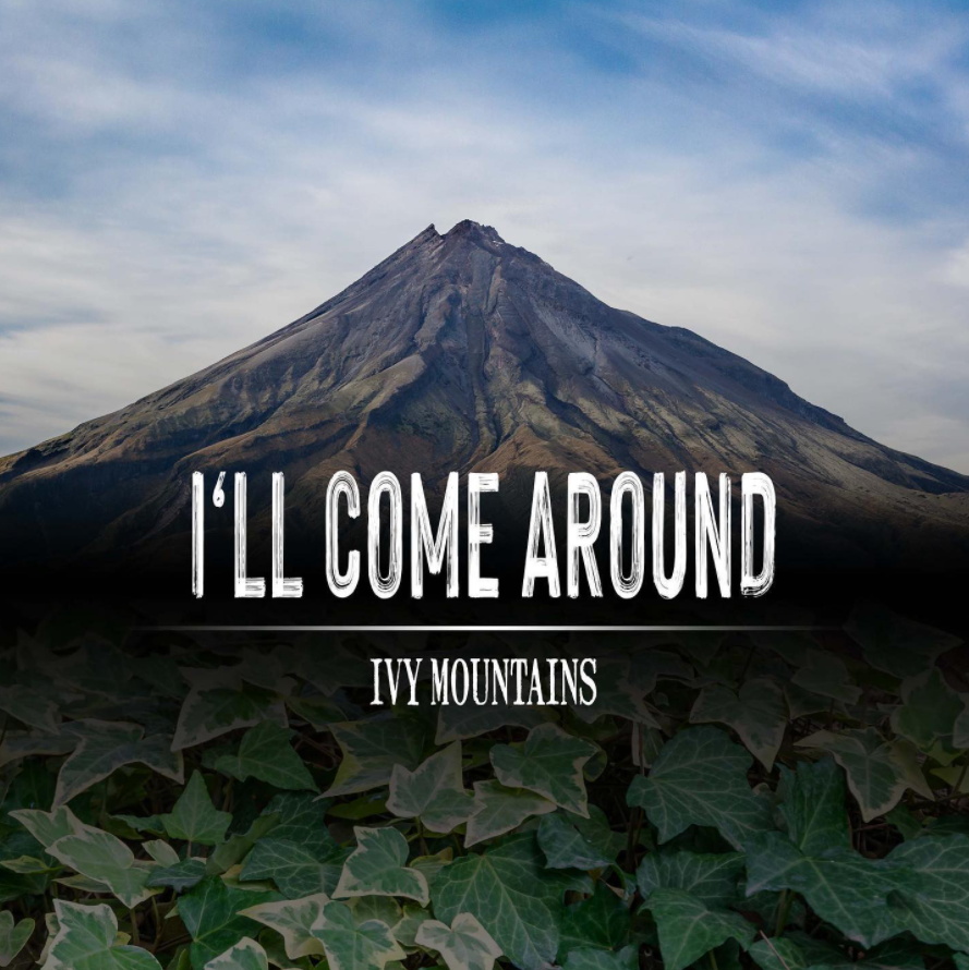 Das Cover der Single "I'll Come Around" von Ivy Mountains zeigt einen Berg. Im Vordergrund sind Efeublätter zu sehen.