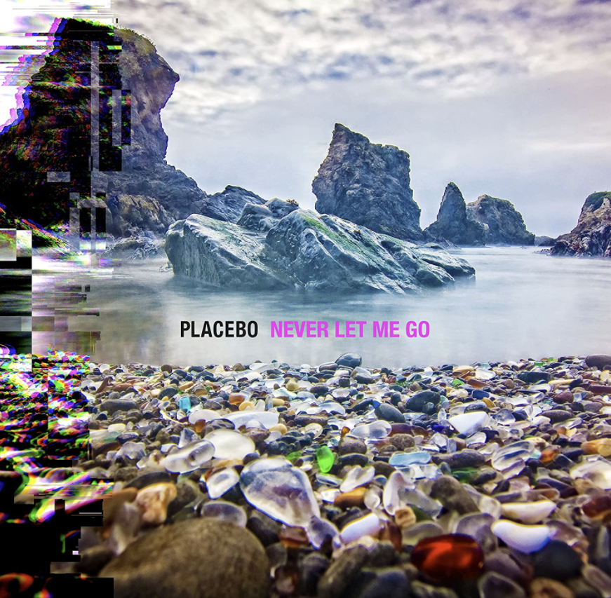Das Albumcover "Never Let me Go" von Placebo zeigt ein Gewässer, mit Felsen. Im Vordergrund sind Steine in allen möglichen Farben zu sehen.