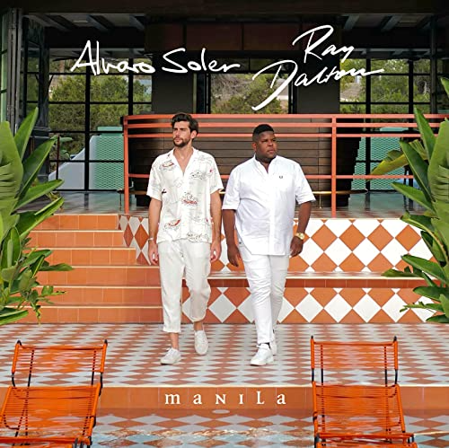 Das Cover der Single "Manila" von Alvaro Soler und Ray Daltonn zeigt die beiden Musiker, wie sie auf einer Terrasse von einem Haus weglaufen. Sie gucken beide in unterschiedliche Richtungen.