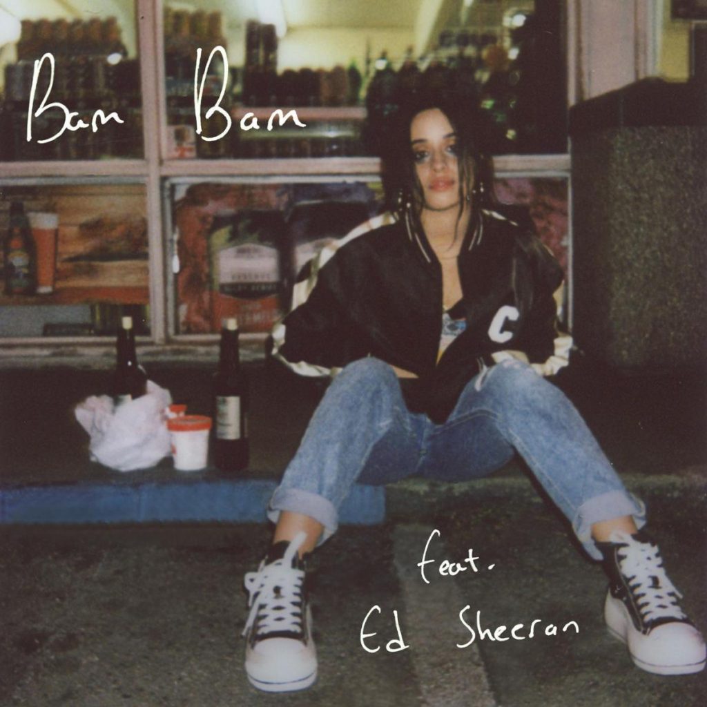 Das Albumcover "Bam Bam" von Camila Cabello feat. Ed Sheeran zeigt die Sängerin mit verwischtem Augen-Make-Up und zwei Weinflaschen. Sie sitzt vor einem Laden.
