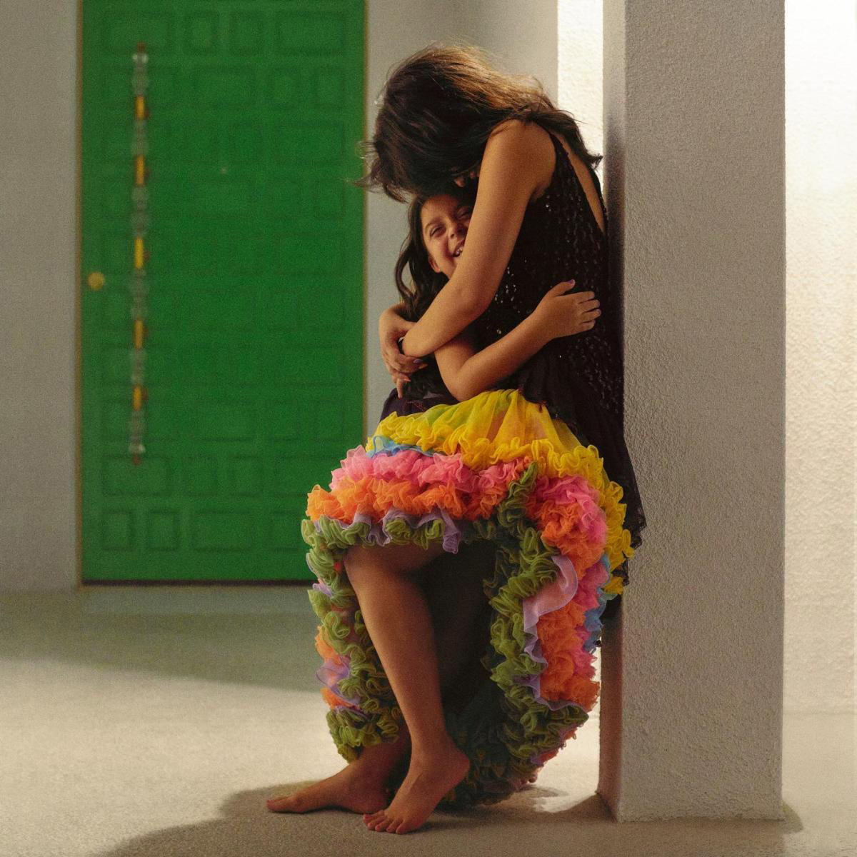 Das Albumcover "Familia" von Camila Cabello zeigt Cabello, wie sie ihre Cousine umarmt. Cabello trägt einen bunten Rock.