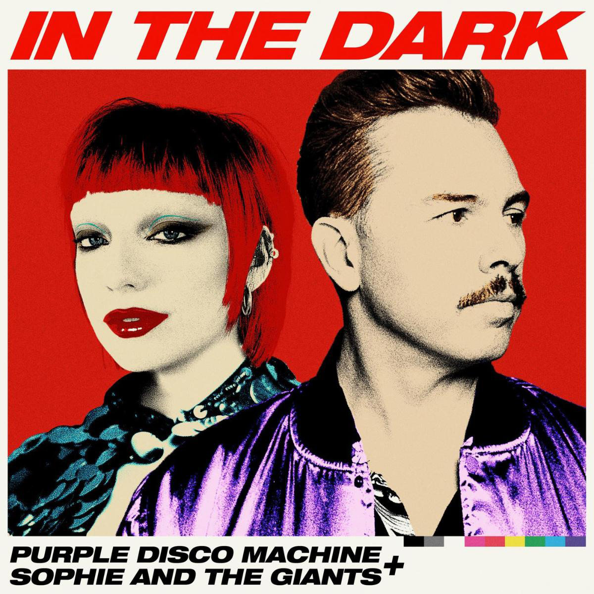 Das Cover der Single "In The Dark" von Purple Disco Machine und Sophie And The Giants zeigt die beiden Musiker im Porträt. Das Foto ist sehr bunt, knallig und im Stil der 80er gehalten.
