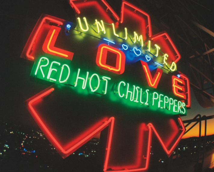 Das Albumcover "Unlimited Love" von Red Hot Chili Peppers zeigt ein bunt leuchtendes Schild mit den Schriftzügen "Unlimited Love" und "Red Hot Chili Peppers". Die Umrandung hat die Form des Bandlogos.