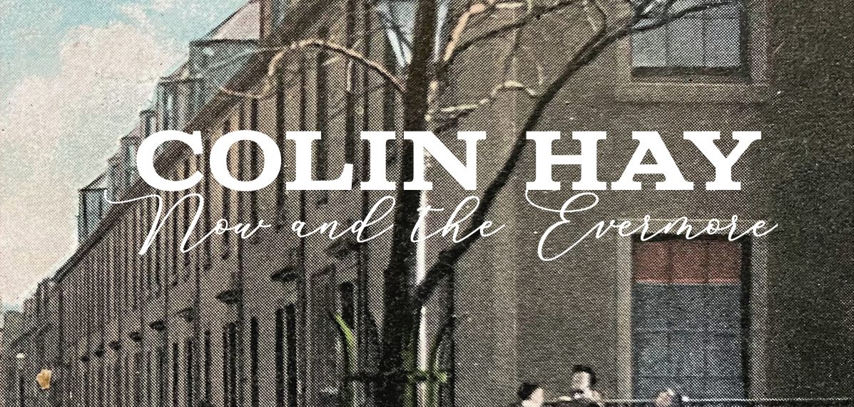 Das Albumcover "Now and the Evermore" von Colin Hay zeigt einen Häuserblock, vor dem sich Menschen befinden. Es ist keine Fotografie, sondern ein gemaltes Bild.