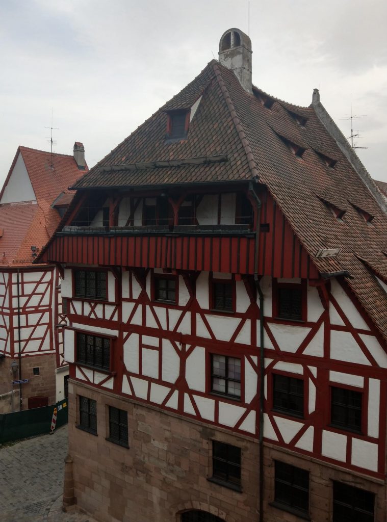 Das Foto zeigt das Albrecht-Dürer-Haus in Nürnberg von der Stadtmauer aus. Es ist ein Fachwerkhaus.