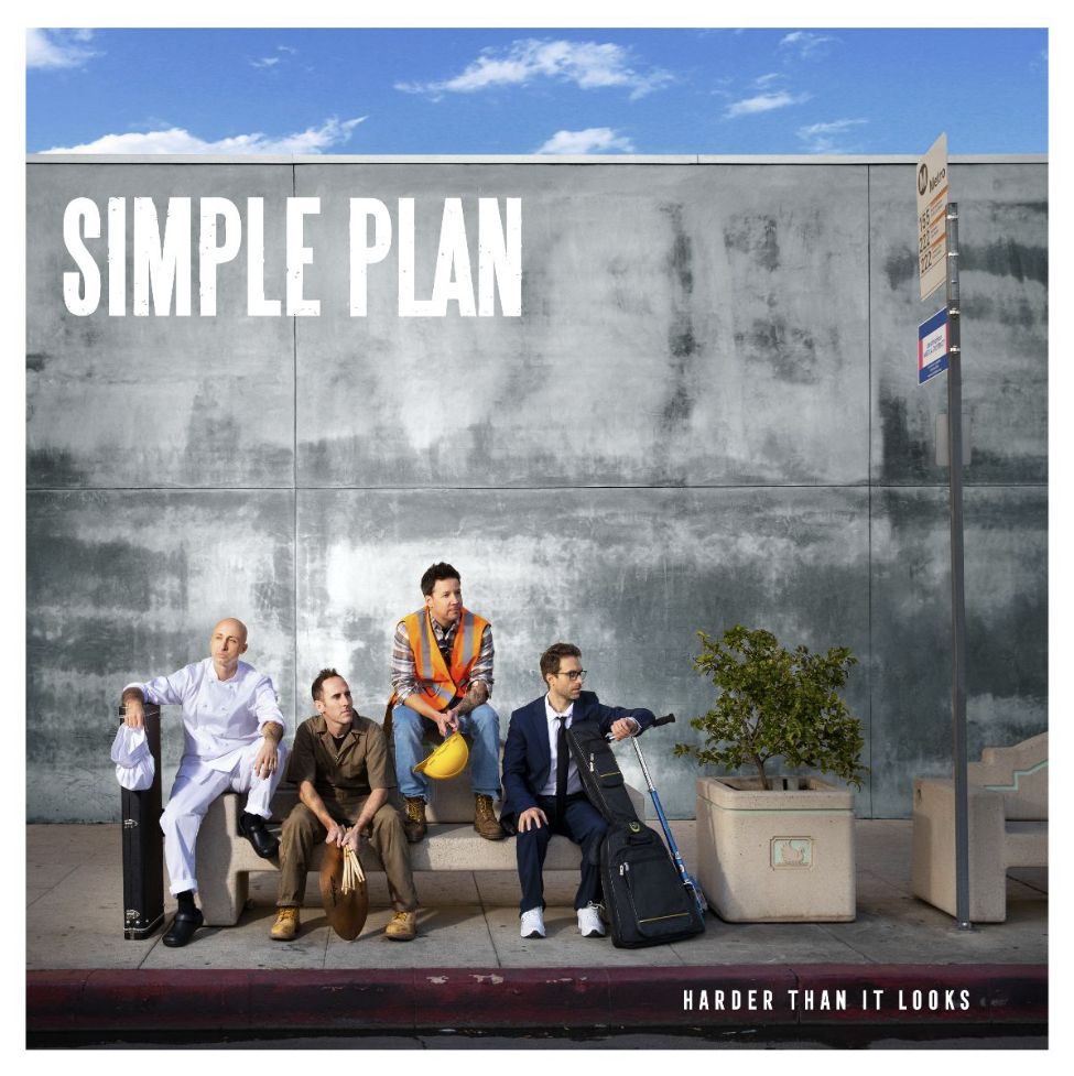 Das Albumcover "Harder Than It Looks" von Simple Plan zeigt die Band, wie sie auf einer Bank sitzt und wartet.