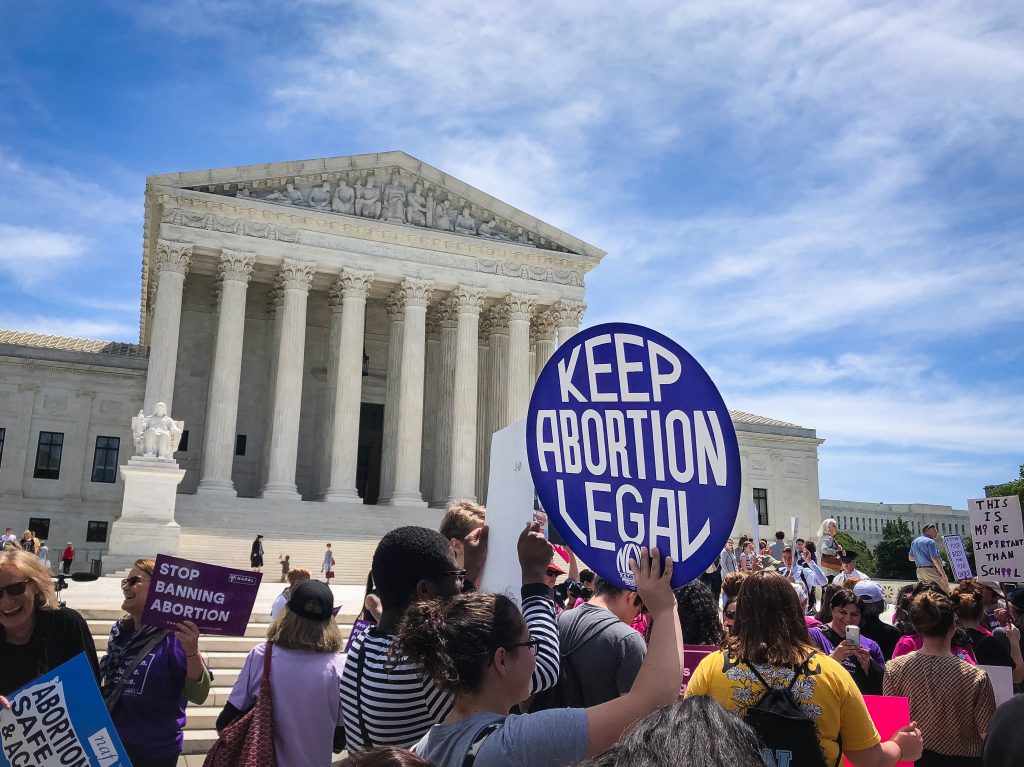 Menschen demonstrieren vor dem Supreme Court in den USA gegen ein Entwurf eines Urteils, das die Abtreibungen regeln soll.