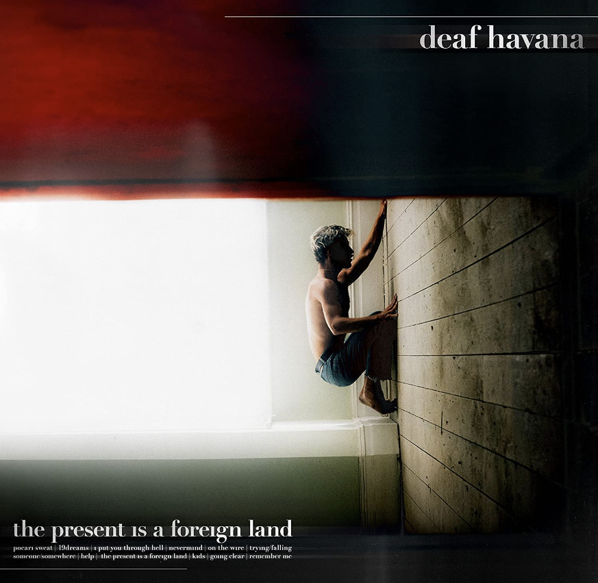 Das Albumcover "The Present Is A Foreign Land" von Deaf Havana zeigt einen Mann, der auf dem Boden kniet. Das Bild ist um 90 Grad, sodass es aussieht, als würde der Mann an einer Wand klettern.