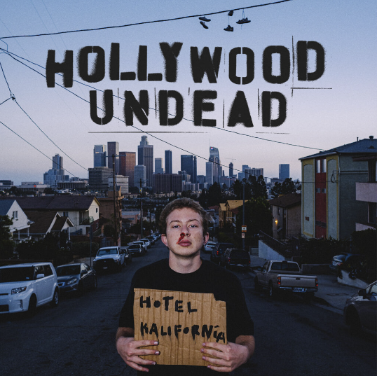 Das Albumcover "Hotel Kalifornia" von Hollywood Undead zeigt einen Jungen mit Nasenbluten, der ein Pappschild mit der Aufschrift "Hotel Kalifornia" in der Hand hält. Im Hintergrund ist die Skyline von Los Angeles zu sehen.