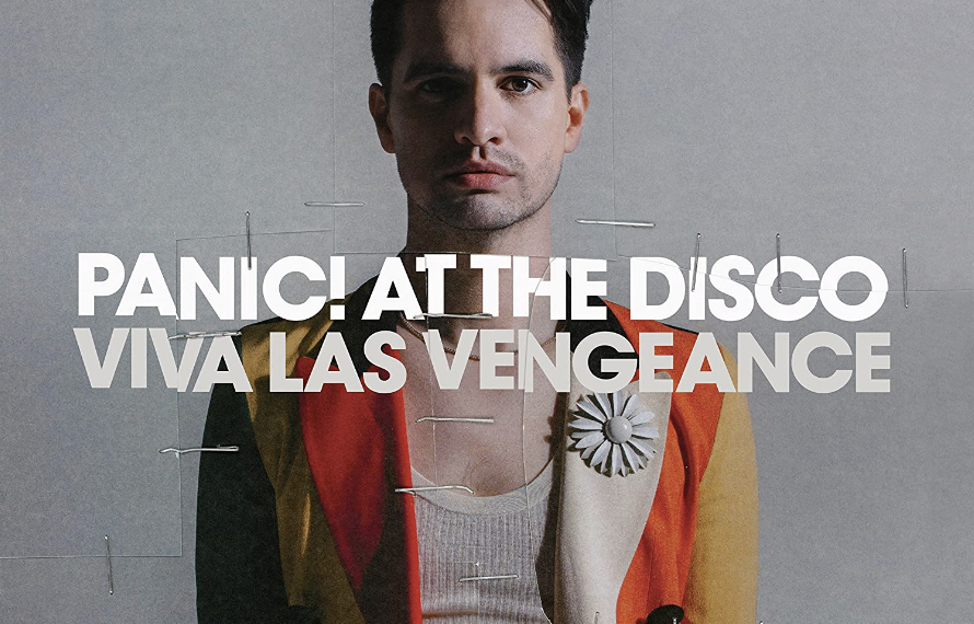 Das Albumcover "Viva Las Vengeance" von Panic! At The Disco zeigt den Frontmann Brendon Urie, der in die Kamera schaut. Vor der Musiker stehen Album- und Bandname.