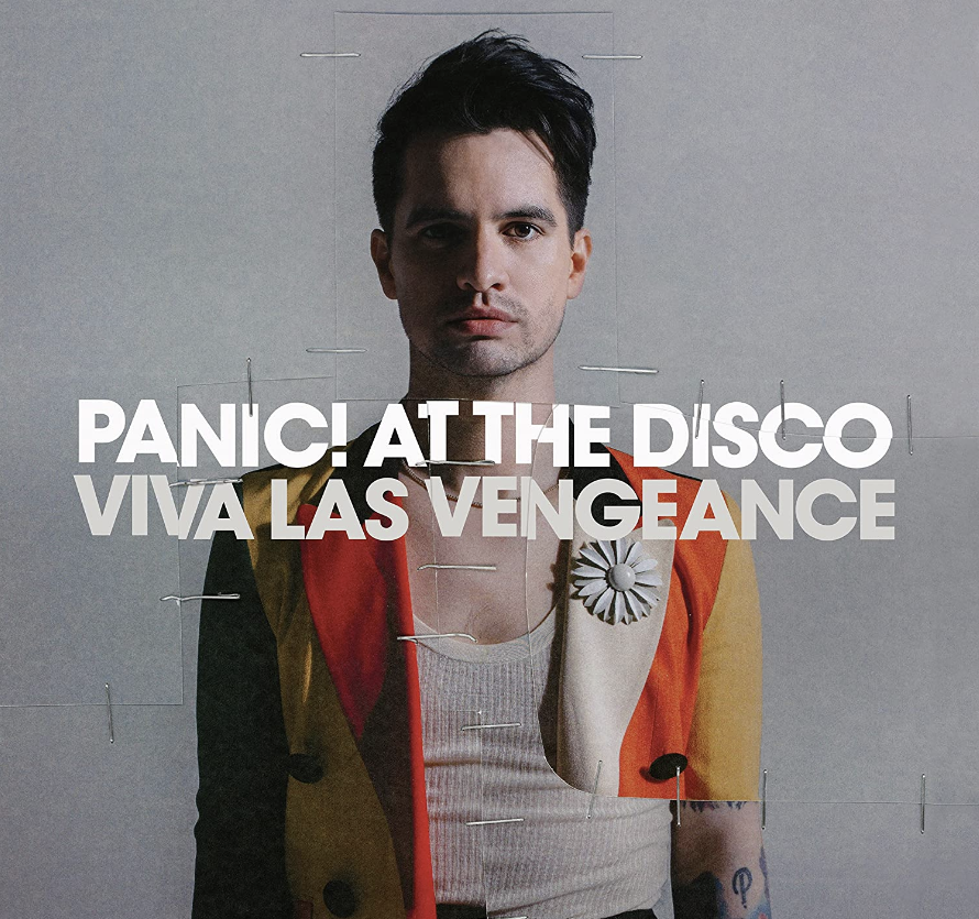 Das Albumcover "Viva Las Vengeance" von Panic! At The Disco zeigt den Frontmann Brendon Urie, der in die Kamera schaut. Vor der Musiker stehen Album- und Bandname.