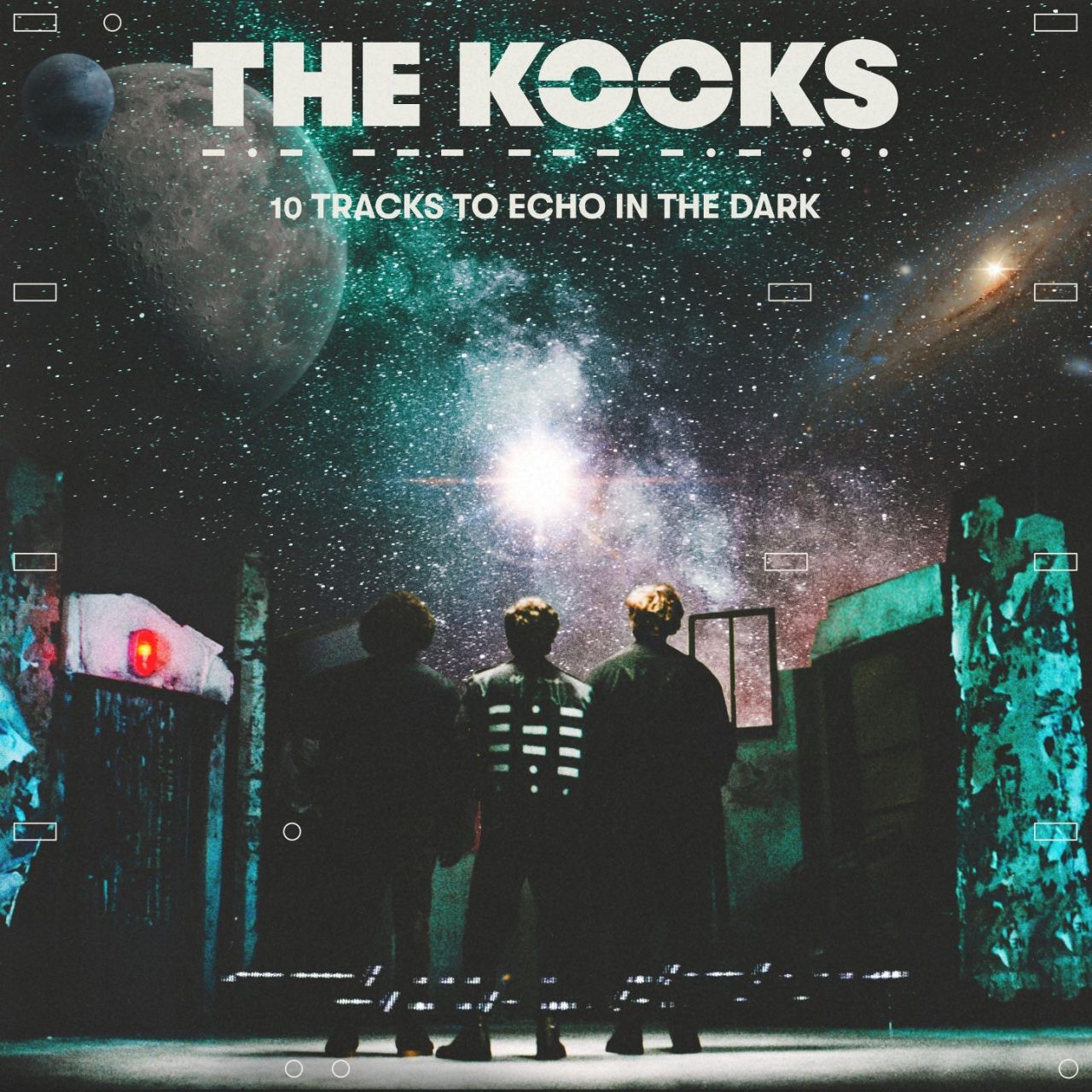 Album-Cover: Die drei Bandmitglieder von The Kooks stehen in einem offenen Raum mit Blick auf eine entfernte Galaxie im Weltraum.
