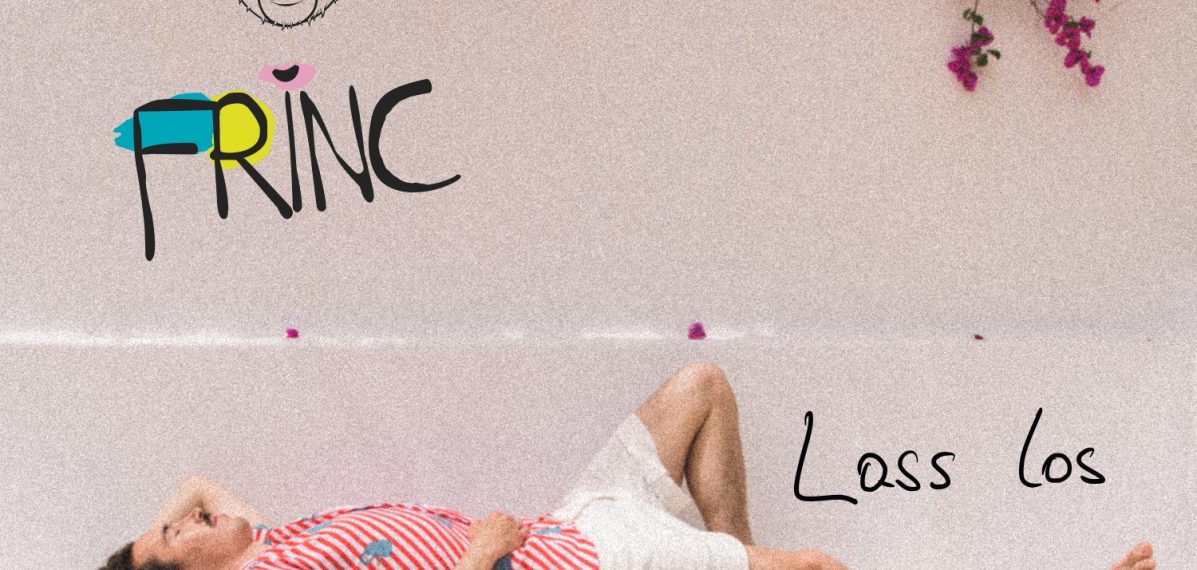 Das Albumcover "Lass Los" von Frinc zeigt den Musiker, wie er auf einer weißen Bank vor einer weißen Wand liegt. Oben sind Blüten zu sehen.
