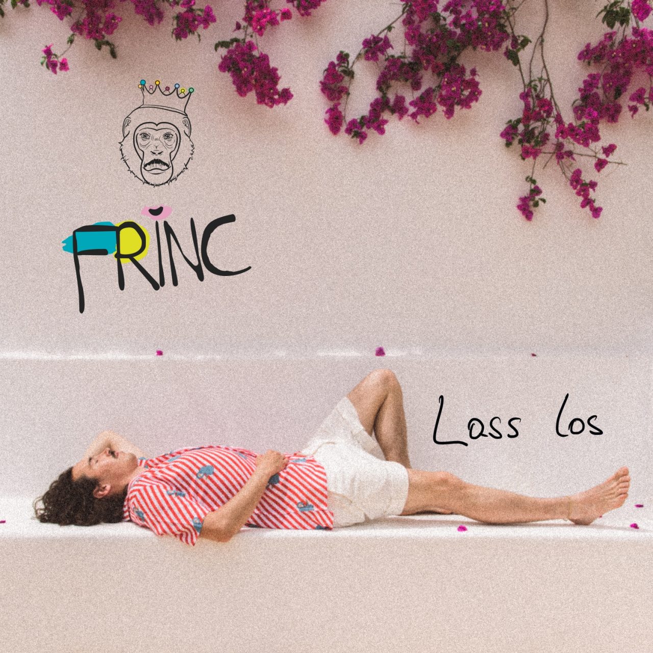 Das Albumcover "Lass Los" von Frinc zeigt den Musiker, wie er auf einer weißen Bank vor einer weißen Wand liegt. Oben sind Blüten zu sehen.