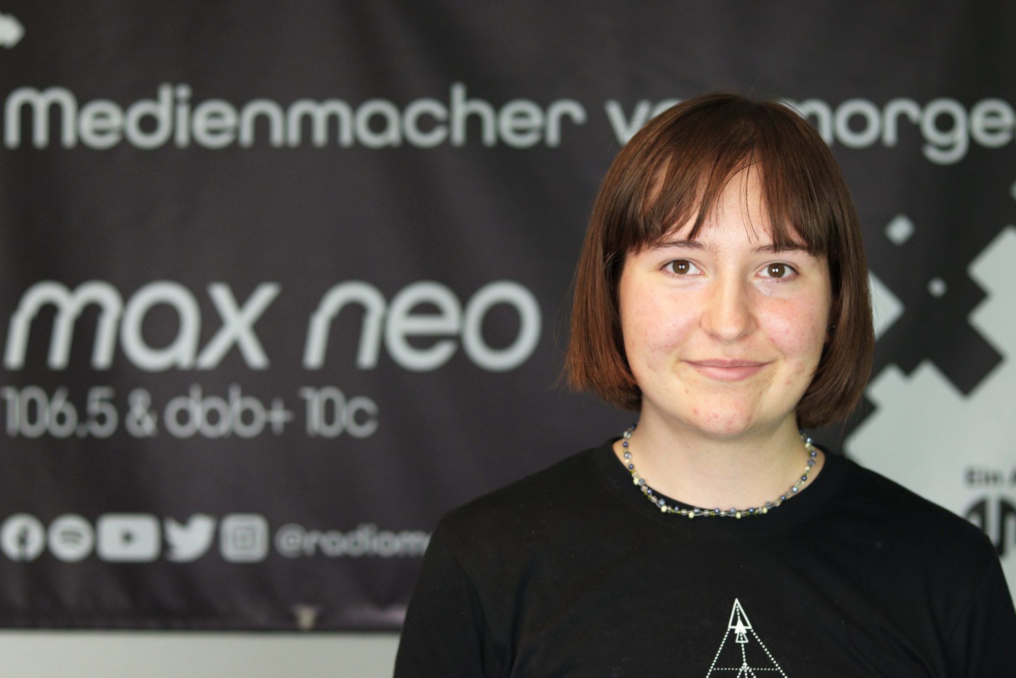 Das Foto zeigt Marlene Strohmeier im Porträt vor dem max neo Banner.