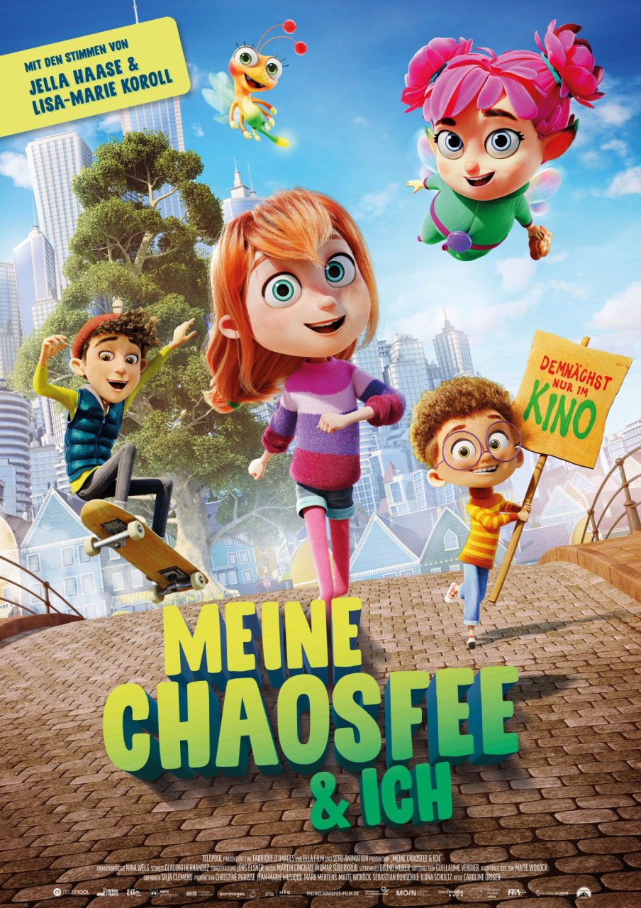 Das Filmplakat "Meine Chaosfee & ich" zeigt Maxie und die Zahnfee Violetta mit ihren Freunden vor der Skyline einer Stadt.