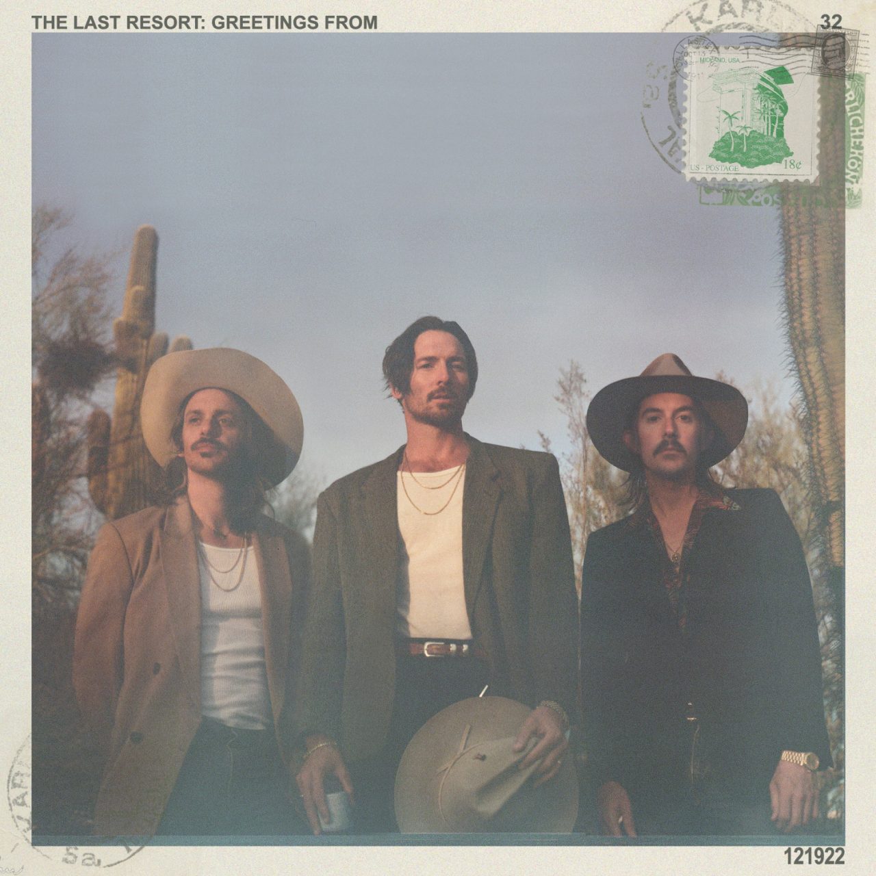 Das Albumcover "The Last Resort: Greetings From" von Midland zeigt die drei Jungs vor Kakteen. Das Cover ist wie eine alte Postkarte gemacht. Es enthält sogar in der Ecke oben rechts eine Briefmarke.