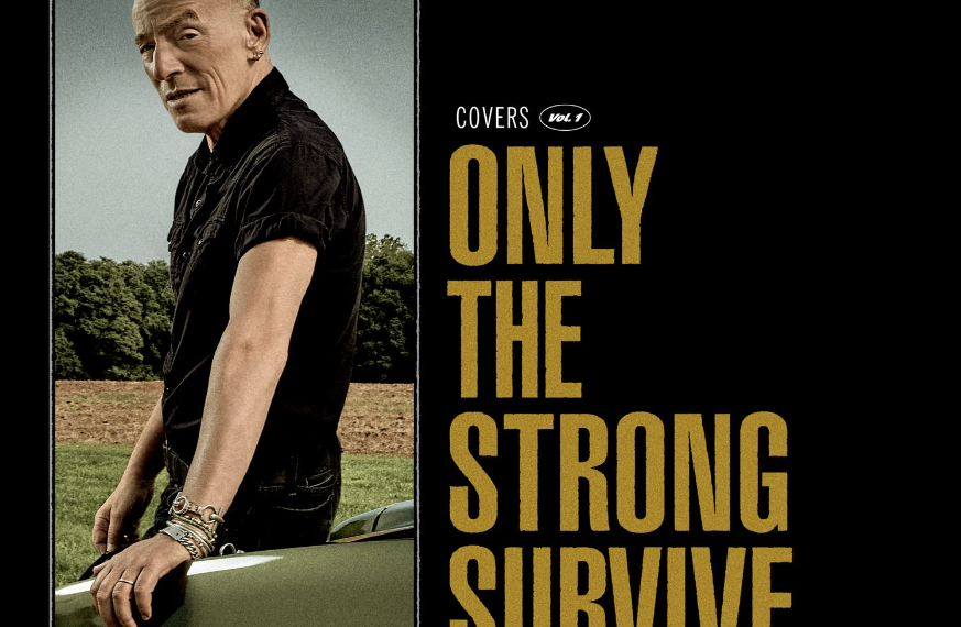 Das Albumcover "Only The Strong Survive" von Bruce Springsteen zeigt den Musiker, der auf einem Auto sitzt und in die Kamera guckt.