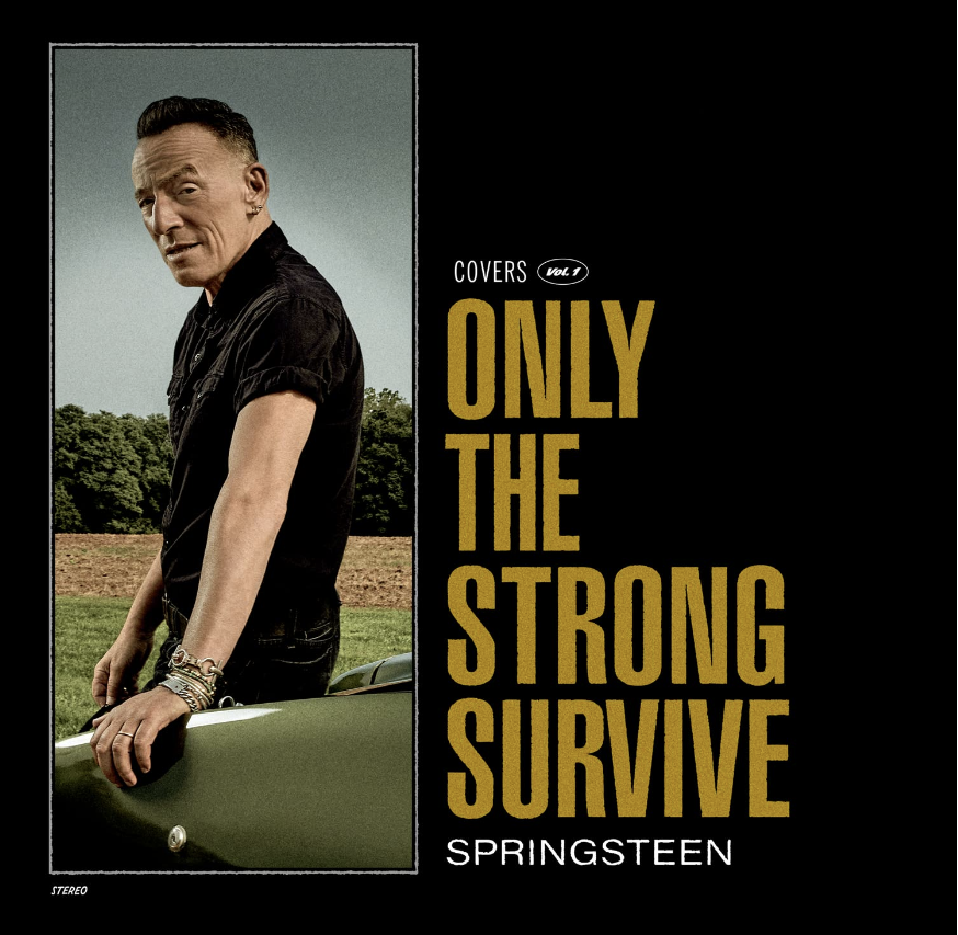 Das Albumcover "Only The Strong Survive" von Bruce Springsteen zeigt den Musiker, der auf einem Auto sitzt und in die Kamera guckt.