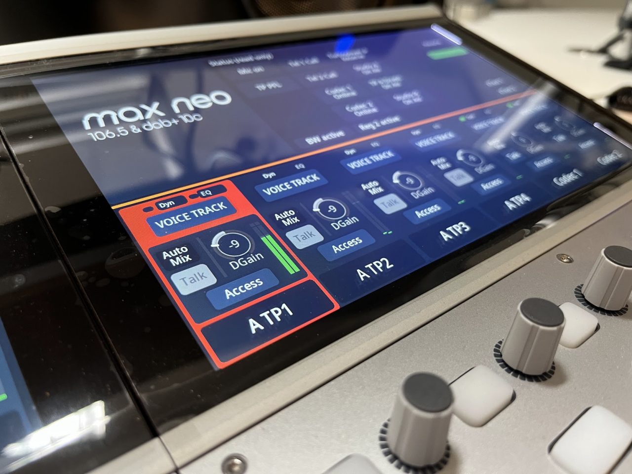 Ein kleiner Ausschnitt des LCD-Panels des neuen Mischpults im Studio bei max neo. Zu sehen sind verschiedene Regler und das max neo Logo