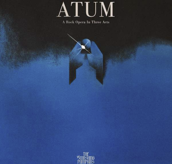 Das Albumcover "Atum: A Rock Opera In Three Acts" von The Smashing Pumpkins zeigt einen blauen Hintergrund, der nach oben hin schwarz wird. In der Mitte befindet sich eine abstrakte Figur.