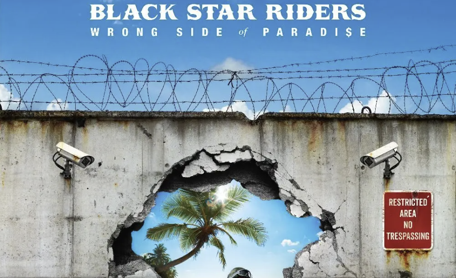 Das Albumcover "Wrong Side Of Paradise" von den Black Star Riders zeigt eine Mauer mit einem Stacheldraht oben drauf und Überwachungskameras. In der Wand ist ein Loch. Durch das Loch ist ein Sandstrand mit Meer und Palmen zu sehen. Das Loch wird von einem Soldaten bewacht.