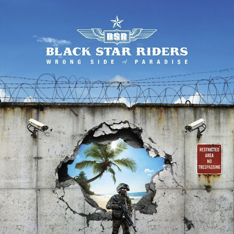 Das Albumcover "Wrong Side Of Paradise" von den Black Star Riders zeigt eine Mauer mit einem Stacheldraht oben drauf und Überwachungskameras. In der Wand ist ein Loch. Durch das Loch ist ein Sandstrand mit Meer und Palmen zu sehen. Das Loch wird von einem Soldaten bewacht.