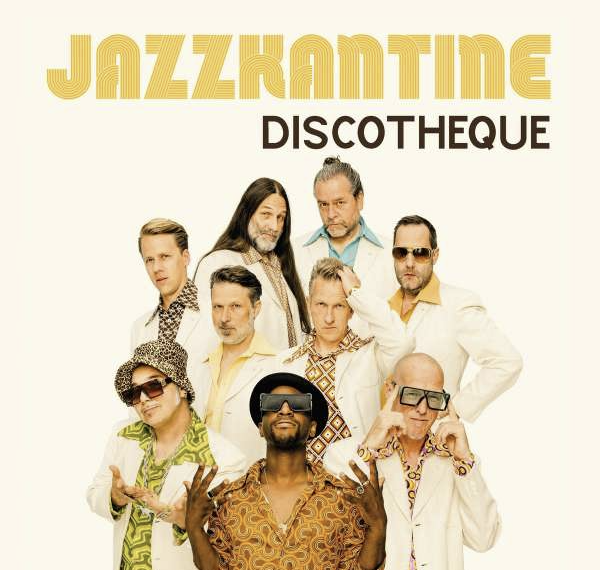 Das Albumcover "Discotheque" von der Jazzkantine zeigt die Köpfe der Band in der Mitte. Oben drüber stehen Album- und Bandname.