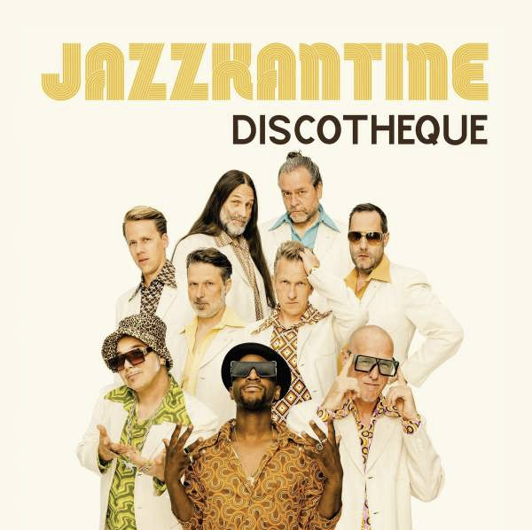 Das Albumcover "Discotheque" von der Jazzkantine zeigt die Köpfe der Band in der Mitte. Oben drüber stehen Album- und Bandname.