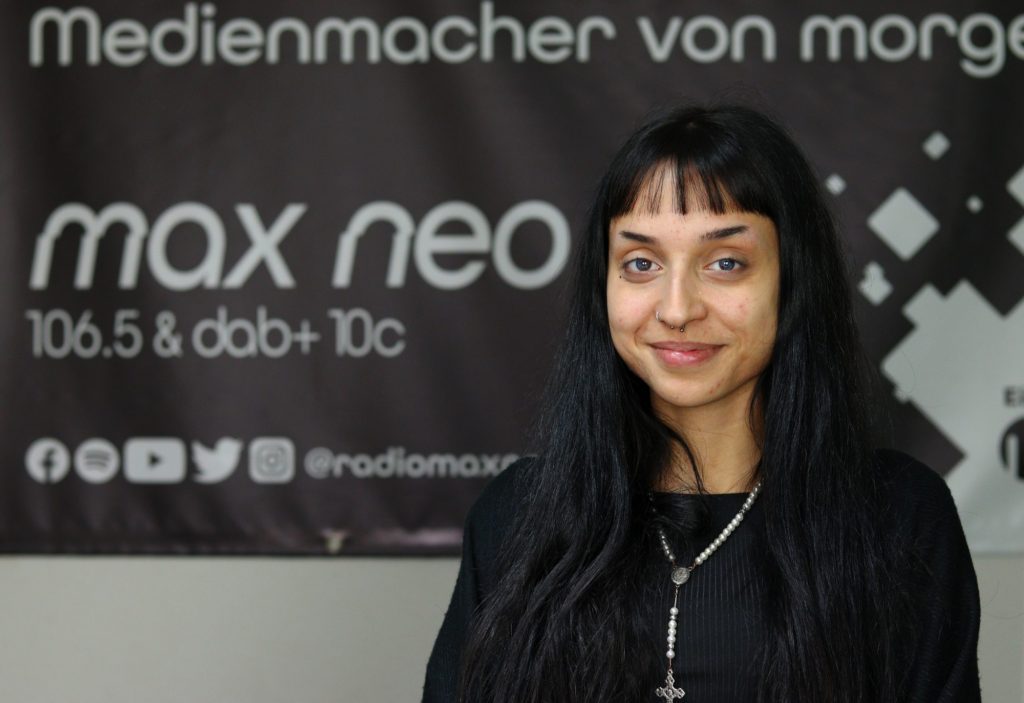 Das Foto zeigt Laura Morais, die im Porträt vor dem max neo Banner zu sehen ist.