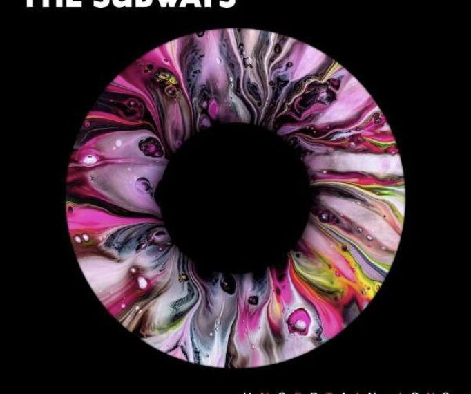 Das Albumcover "Uncertain Joys" von The Subways ist schwarz. In der Mitte ist die Iris eines Auges zu sehen. Die Iris ist bunt - von pink über gelb bis hin zu blau.