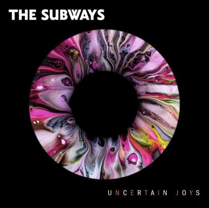 Das Albumcover "Uncertain Joys" von The Subways ist schwarz. In der Mitte ist die Iris eines Auges zu sehen. Die Iris ist bunt - von pink über gelb bis hin zu blau.