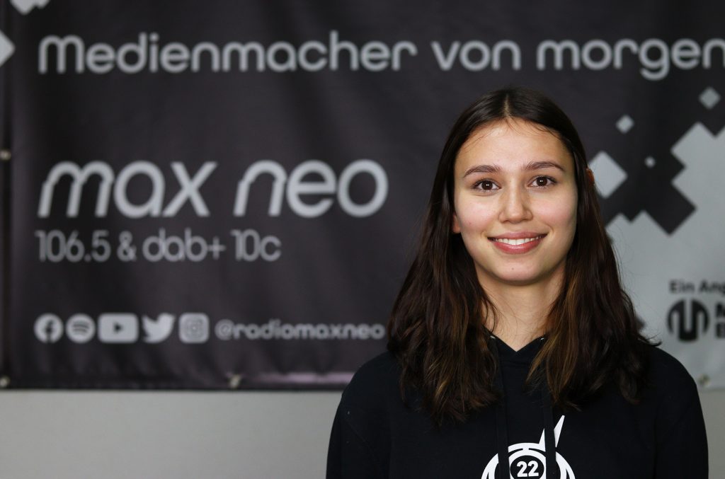 Das Foto zeigt Klara Fuhrmann im Porträt vor dem max neo Banner.