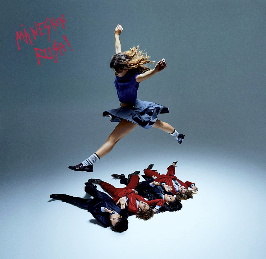 Das Albumcover "Rush!" von Måneskin zeigt die Bandmitglieder, wie sie am Boden liegen. Eine Frau mit T-Shirt und Rock springt über sie drüber.