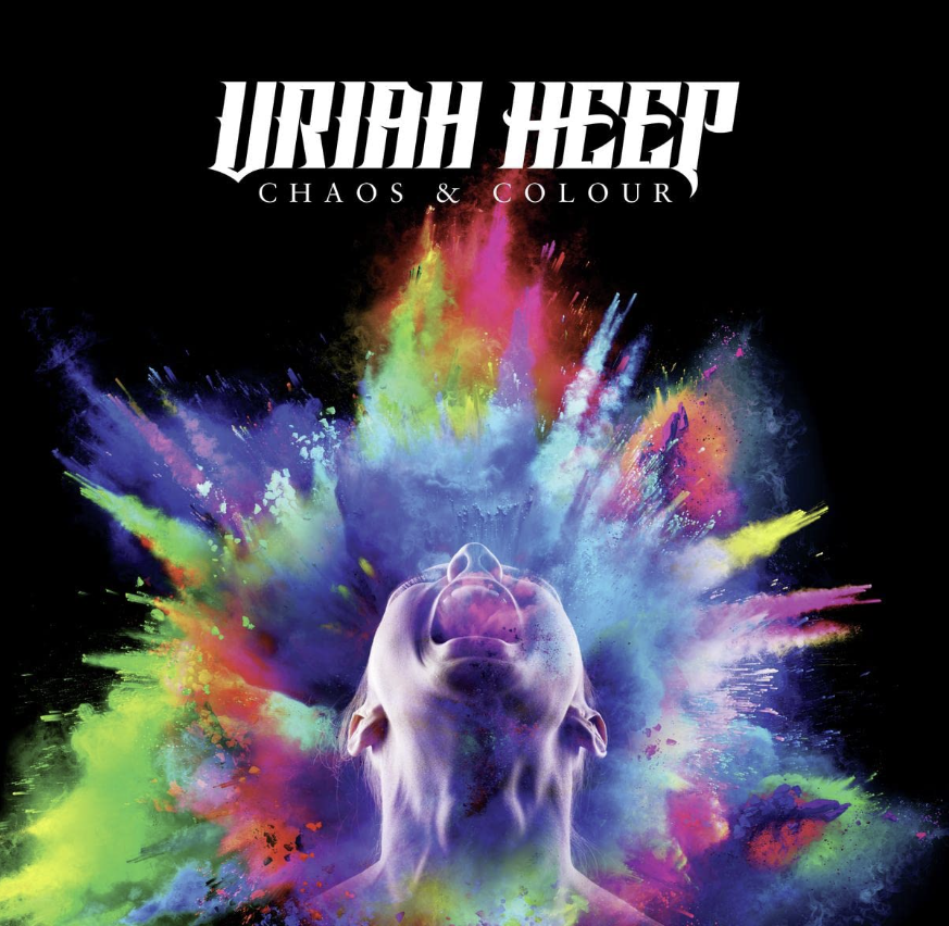 Das Albumcover "Chaos & Colour" von Uriah Heep zeigt einen Menschen, der nach oben schaut und den Mund aufreißt. Um ihn herum sind explodierende Farbpartikel.