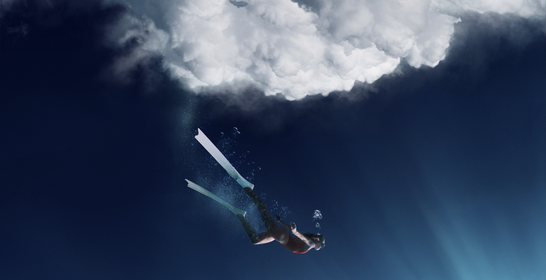 Das Albumcover "Bright Blues" von Ripe zeigt eine Taucherin mit Flossen, oben drüber sind Wolken zu sehen.