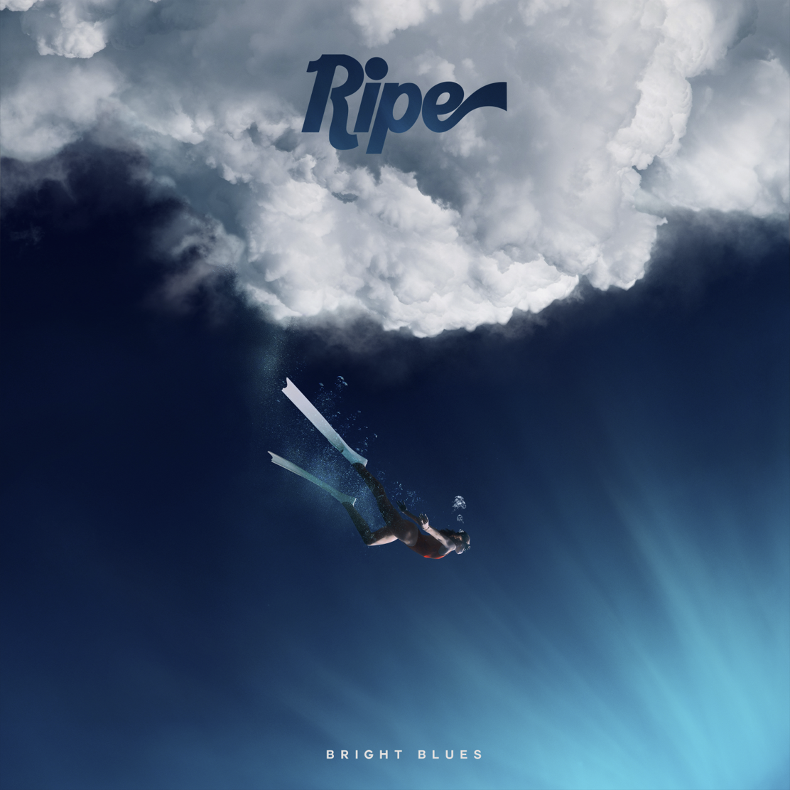 Das Albumcover "Bright Blues" von Ripe zeigt eine Taucherin mit Flossen, oben drüber sind Wolken zu sehen.