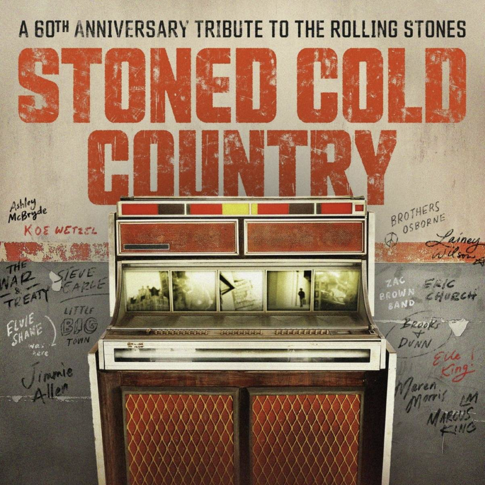 Das Albumcover "Stoned Cold Country - A 60th Anniversary Tribute Album To The Rolling Stones" zeigt eine Jukebox. Auf der Wand dahinter sind die Namen der verschiedenen Interpret*innen geschrieben.
