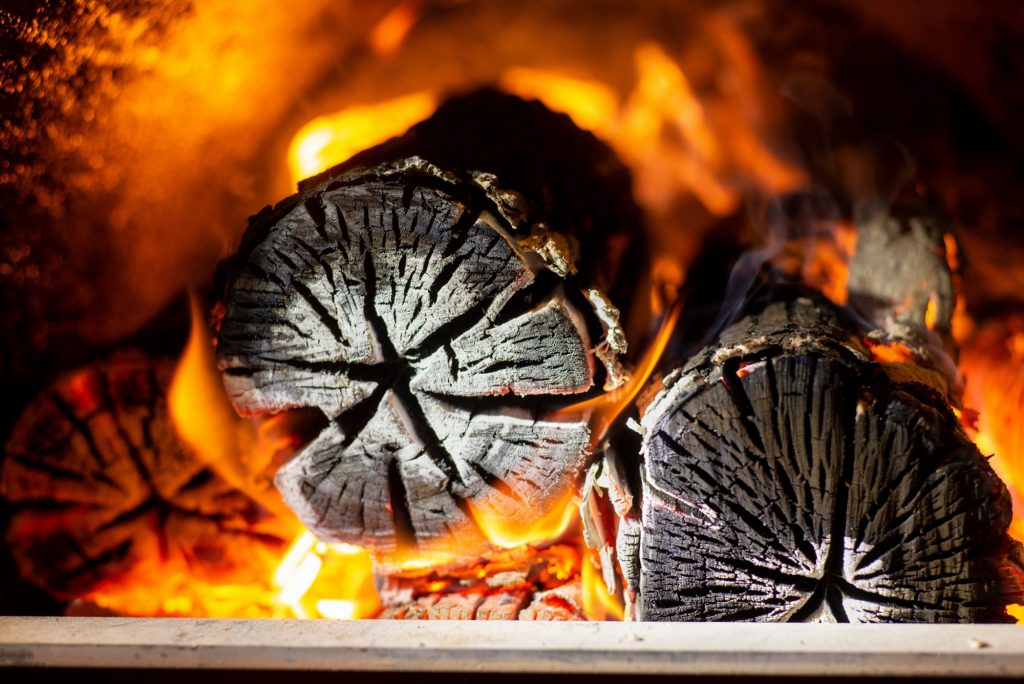 Das Foto zeigt Holz, das brennt.