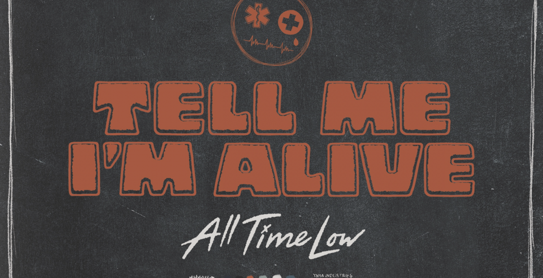 Das Albumcover "Tell Me I'm Alive" von All Time Low ist dunkelgrau mit weißem Rand. In der Mitte stehen Album- und Bandname.