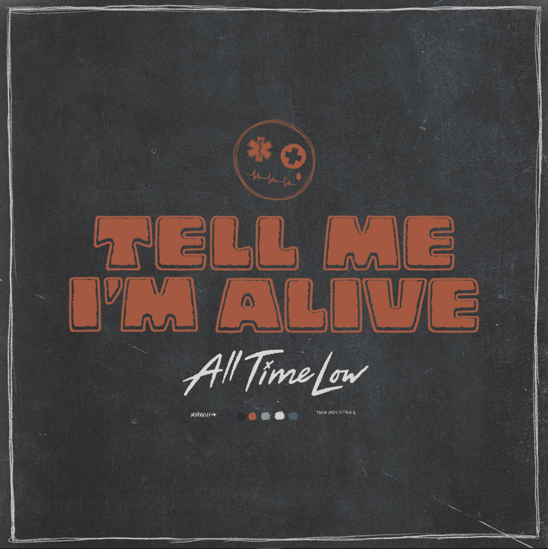 Das Albumcover "Tell Me I'm Alive" von All Time Low ist dunkelgrau mit weißem Rand. In der Mitte stehen Album- und Bandname.