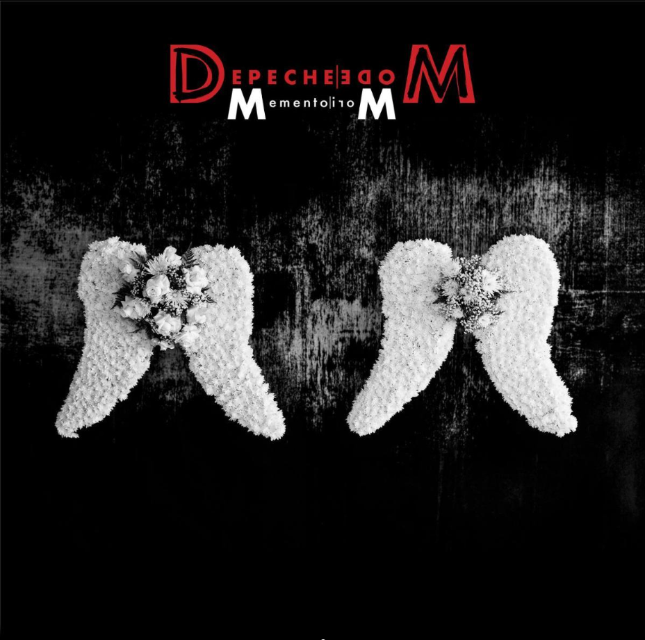 Das Cover von Depeche Modes aktuellem Album "Memento Mori". Oben ist der Name der Band und des Albums zu sehen. In der Mitte sind links und rechts jeweils zwei Engelsflügel zu sehen. In deren Mitte ist jeweils ein Blumengedeck.