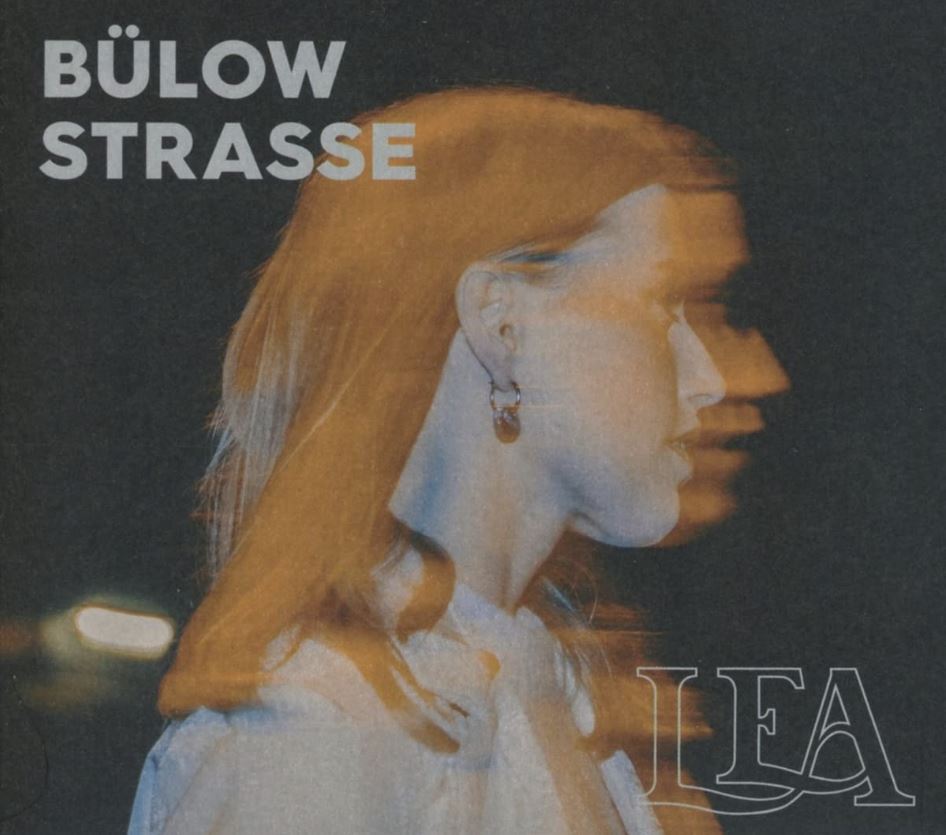 Das Albumcover "Bülowstraße" von LEA zeigt die Musikerin von der Seite bei Nacht. Ihre Kontur ist verwischt.