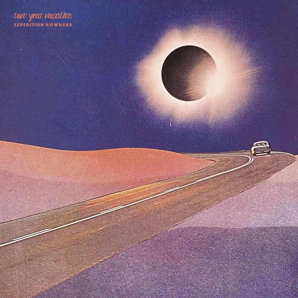 Das Albumcover "Expedition Nowhere" von Two Year Vacation ist ein Bild von einem Auto, das eine Straße entlangfährt. Darüber ist eine Sonnenfinsternis zu sehen.