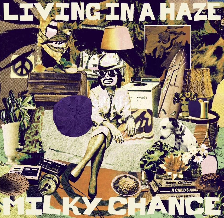 Das Albumcover "Living In A Haze" von Milky Chance ist eine Collage aus verschiedenen Dingen wie Lampenschirmen, einem Peace-Zeichen, Kissen, einem Hund, Blumen und vielem mehr.