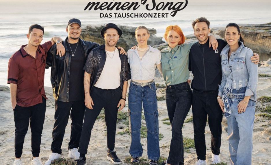 Das Albumcover "Sing meinen Song - Das Tauschkonzert, Vol. 10" zeigt die sieben Musiker*innen Nico Santos, Montez, Johannes Oerding, LEA, Alli Neumann, Clueso und Stefanie Kloß vor dem Meer.