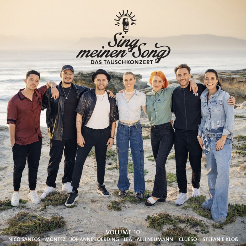 Das Albumcover "Sing meinen Song - Das Tauschkonzert, Vol. 10" zeigt die sieben Musiker*innen Nico Santos, Montez, Johannes Oerding, LEA, Alli Neumann, Clueso und Stefanie Kloß vor dem Meer.