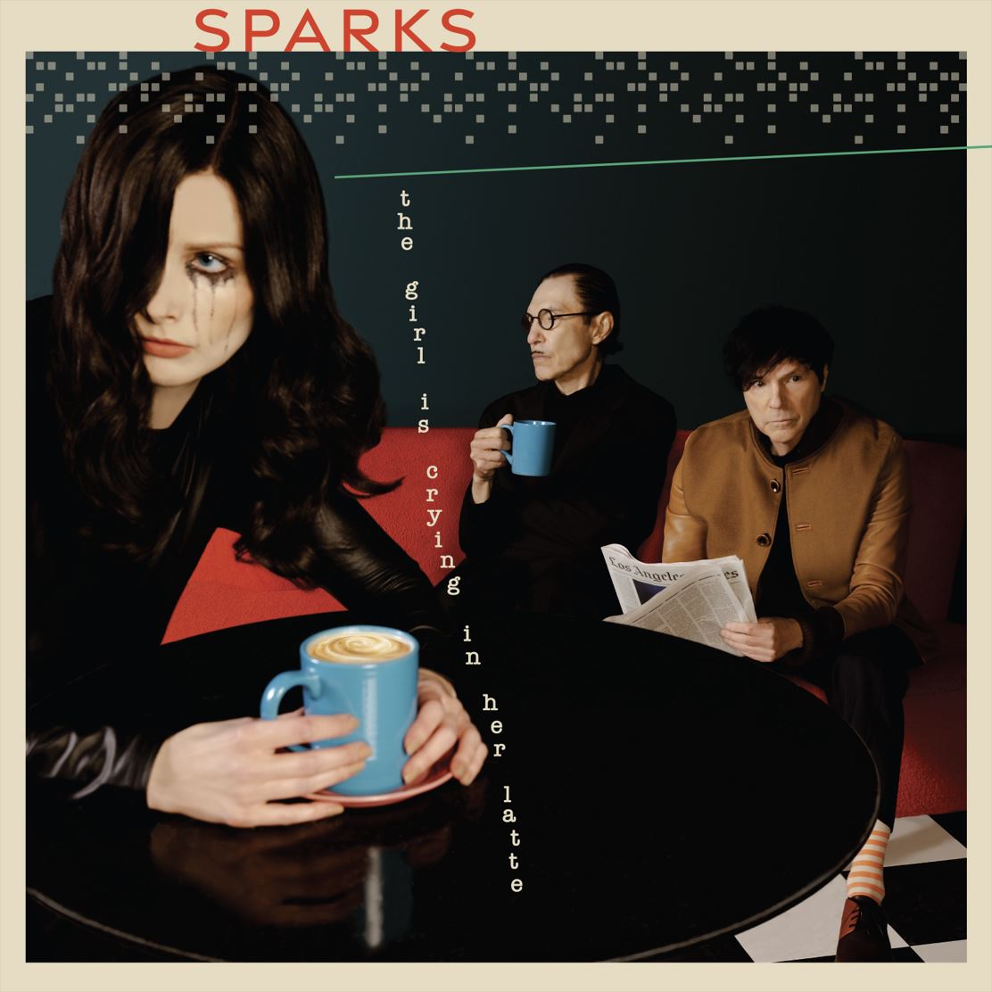 Das Albumcover "The Girl Is Crying In Her Latte" von Sparks zeigt eine Frau im Vordergrund, die einen Kaffee in der Hand hält und weint. Im Hintergrund sitzen die zwei Bandmitglieder mit einer Tasse und einer Zeitung auf einem Sofa.