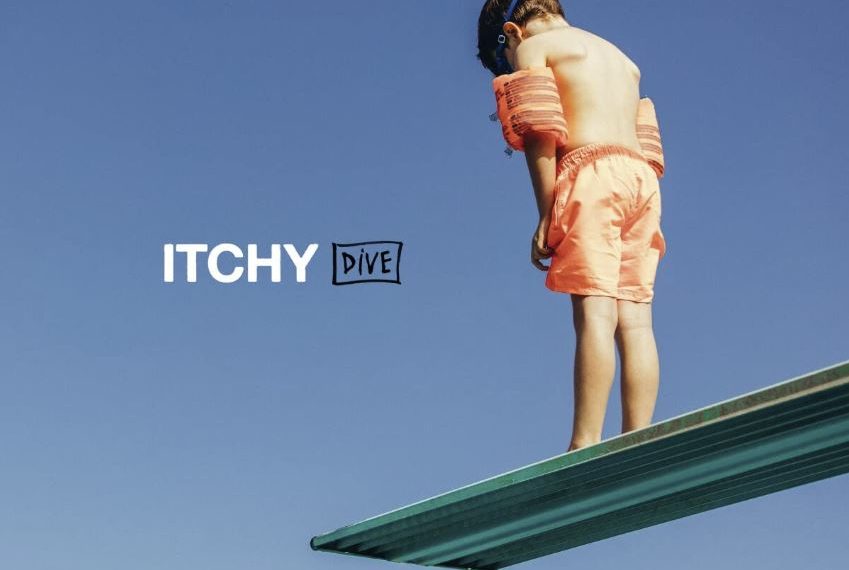 Das Albumcover "Dive" von Itchy zeigt einen Jungen in Badehose mit Schwimmbrille und -flügeln, der auf einem Sprungbrett steht.