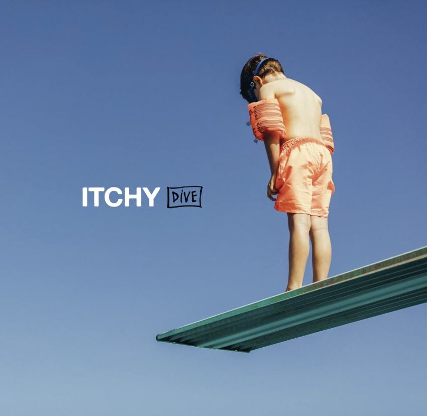 Das Albumcover "Dive" von Itchy zeigt einen Jungen in Badehose mit Schwimmbrille und -flügeln, der auf einem Sprungbrett steht.